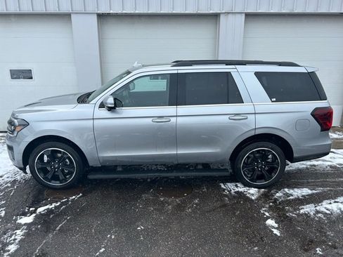 Used 2023 Ford Expedition Limited image 3