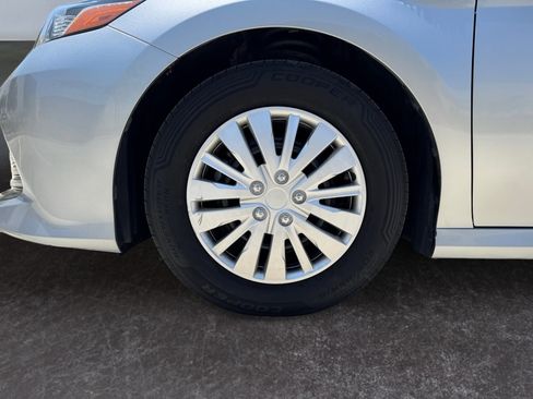 Used 2020 Toyota Camry LE image 10