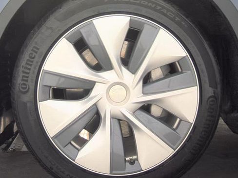 Used 2023 Tesla Model Y Long Range AWD/4WD image 3