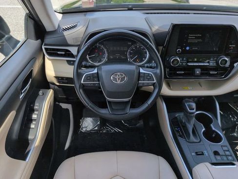 Used 2023 Toyota Highlander XLE FWD image 16