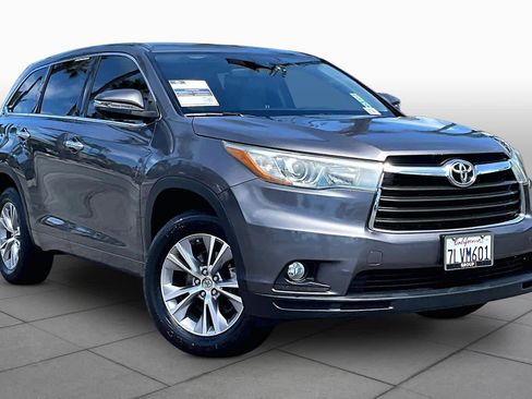 Used 2015 Toyota Highlander Plus FWD image 2