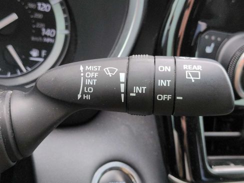 Used 2021 Toyota Highlander XLE FWD image 28