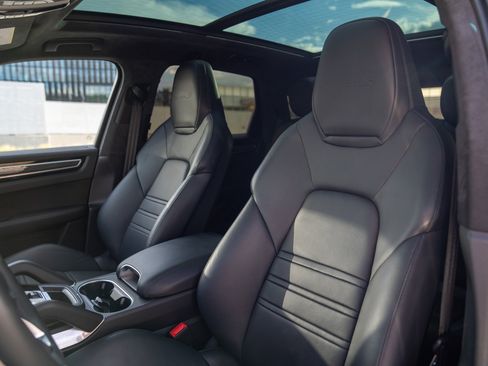 Certified 2021 Porsche Cayenne Turbo S AWD/4WD image 5