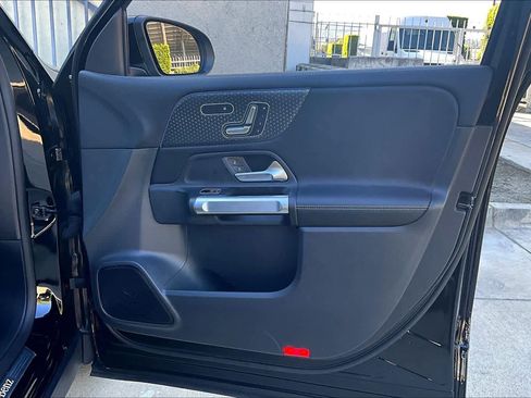 Used 2025 Mercedes-Benz GLB 250 image 21