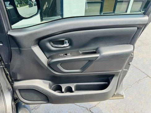 Used 2019 Nissan Titan SV w/ SV Convenience Package image 19