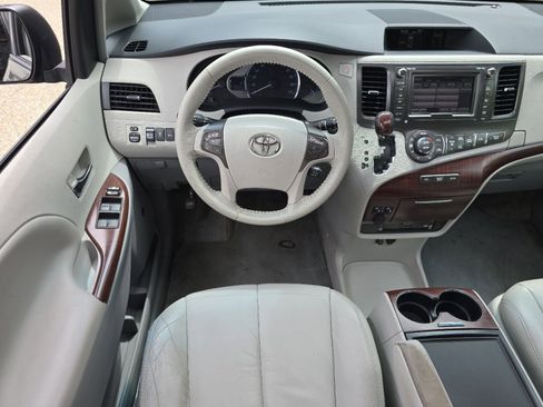 Used 2012 Toyota Sienna XLE w/ Premium Pkg FWD image 26