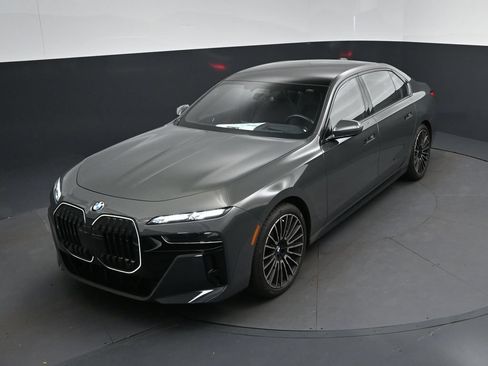 Certified 2026 BMW 740i w/ Executive Package RWD image 30