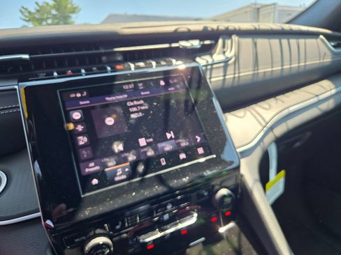 Used 2025 Jeep Grand Cherokee Altitude AWD/4WD image 16