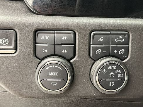 Used 2024 Chevrolet Silverado 1500 High Country w/ High Country Premium Package AWD/4WD image 25