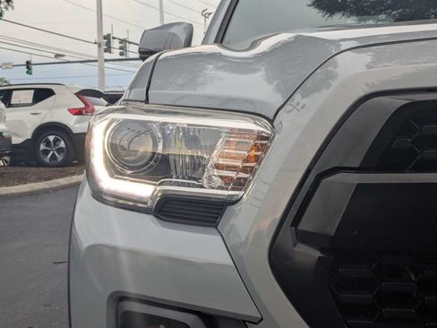 Used 2020 Toyota Tacoma TRD Off-Road w/ TRD Premium Off Road Package AWD/4WD image 10