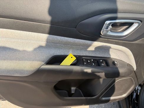 Used 2024 Jeep Compass Latitude AWD/4WD image 17