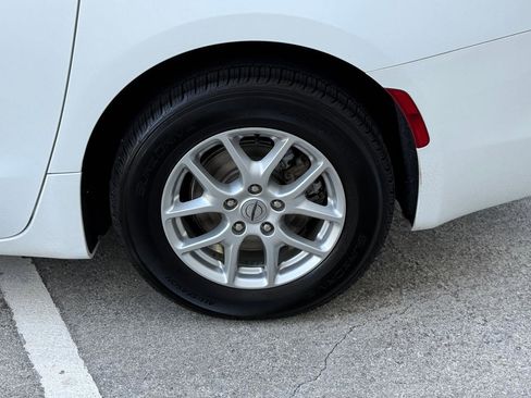 Used 2022 Chrysler Voyager LX FWD image 10