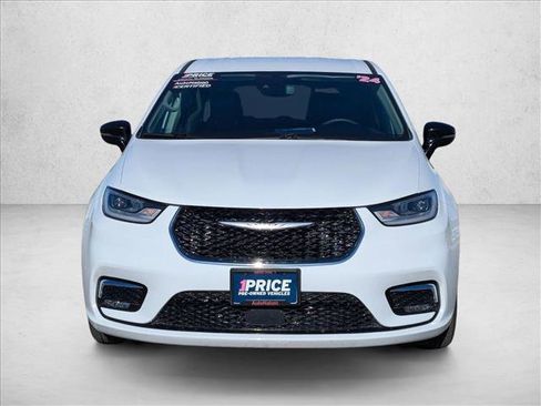 Used 2024 Chrysler Pacifica Touring-L image 2