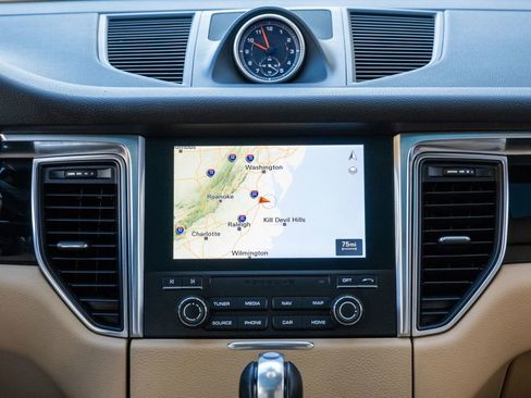 Used 2018 Porsche Macan image 17