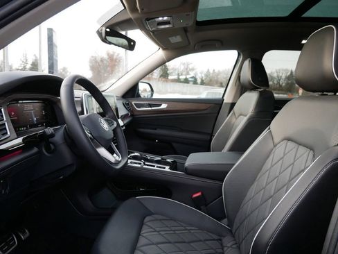 Used 2024 Volkswagen Atlas SEL Premium R-Line image 9