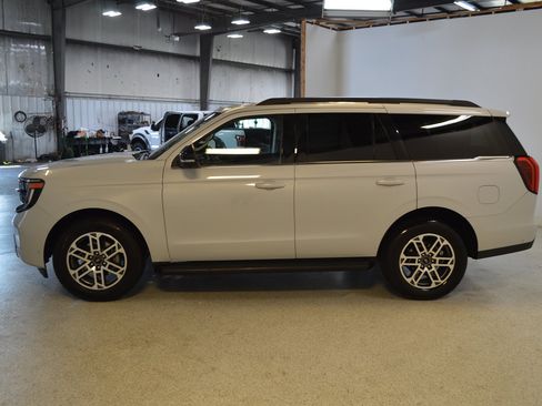 Used 2025 Ford Expedition Active AWD/4WD image 6