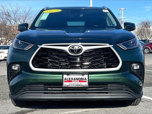 Used 2025 Toyota Highlander XLE image 3