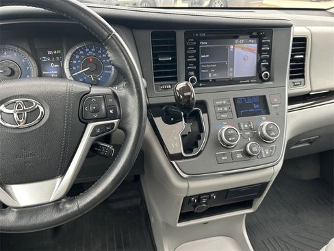 Used 2018 Toyota Sienna XLE w/ XLE Navigation Package image 20