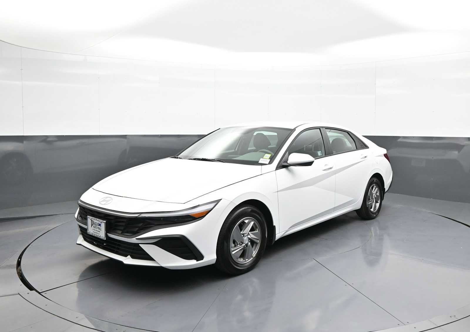 Used 2025 Hyundai Elantra SE FWD image 1