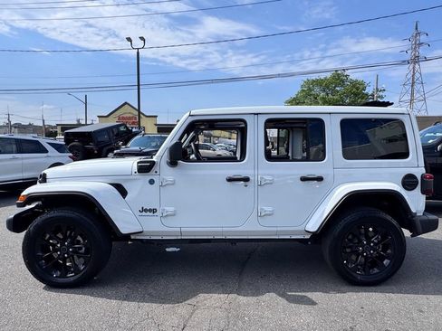 Used 2025 Jeep Wrangler Unlimited Sahara w/ Safety Group AWD/4WD image 4