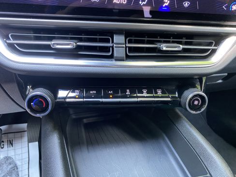 Used 2025 Chevrolet Equinox EV LT FWD image 28