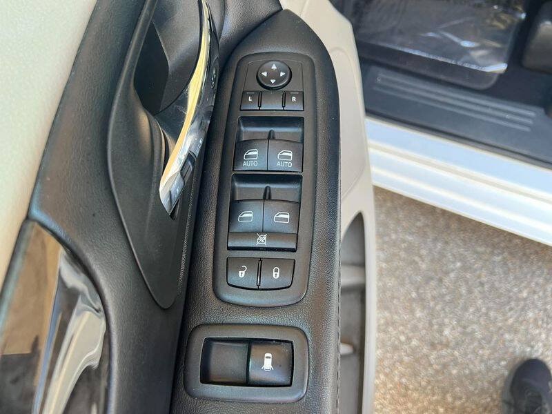 Used 2020 Dodge Grand Caravan SE w/ UConnect Hands-Free Group FWD image 17