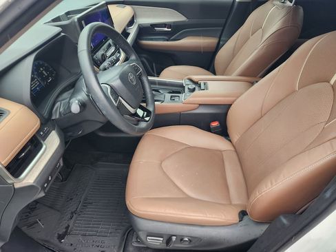 Used 2024 Toyota Grand Highlander AWD image 9