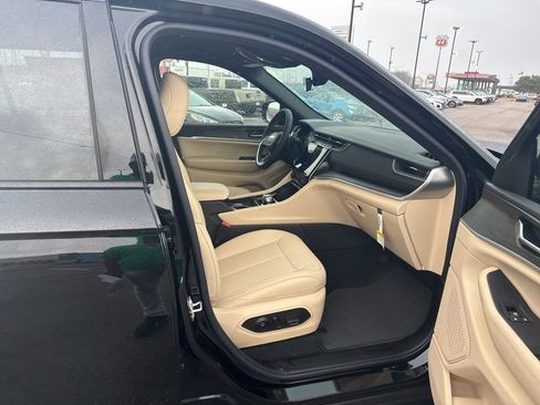 New 2025 Jeep Grand Cherokee L Limited w/ Black Appearance Package AWD/4WD image 39
