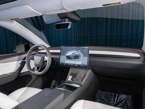 Used 2026 Tesla Model Y 2WD image 4