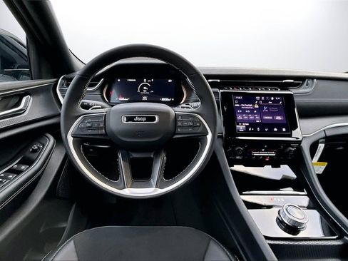 Certified 2025 Jeep Grand Cherokee Altitude image 11