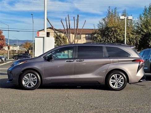 Certified 2021 Toyota Sienna XSE image 9