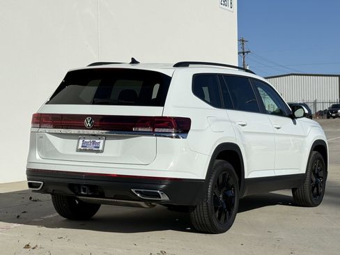 New 2025 Volkswagen Atlas SE image 4