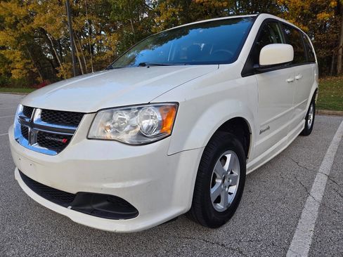 Used 2012 Dodge Grand Caravan SXT image 3