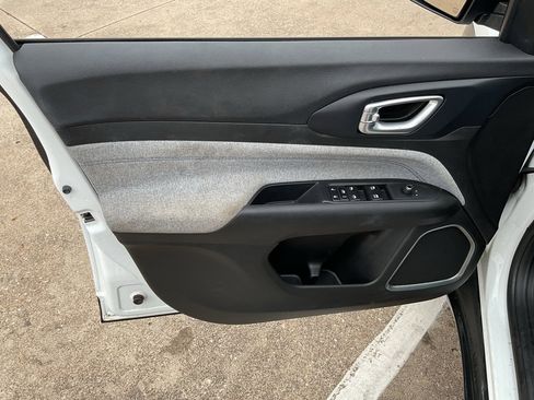 Used 2023 Jeep Compass Latitude image 12