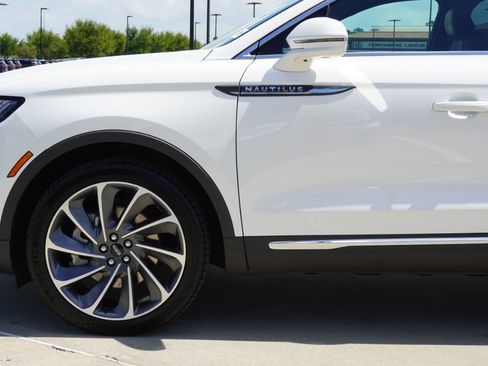 Used 2023 Lincoln Nautilus Reserve w/ Equipment Group 202A image 10