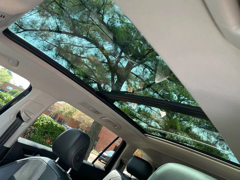 Used 2021 Volkswagen Tiguan SE image 19