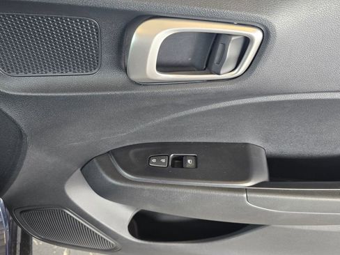 Used 2024 Hyundai Venue SE image 17