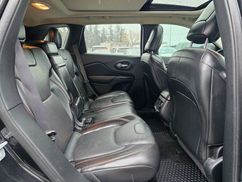Used 2016 Jeep Cherokee Trailhawk w/ Leather Interior Group AWD/4WD image 12