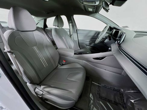 Certified 2025 Hyundai Elantra Sport image 29