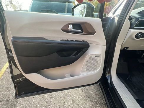 Used 2019 Chrysler Pacifica Touring-L Plus image 22