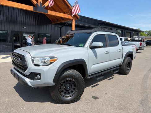 Used 2019 Toyota Tacoma TRD Off-Road AWD/4WD image 1