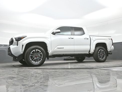 Used 2024 Toyota Tacoma TRD Sport AWD/4WD image 24