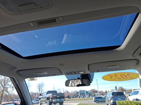 Used 2025 Hyundai Venue SEL image 12