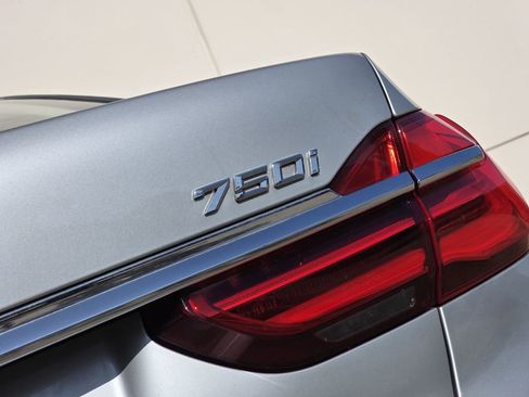 Used 2019 BMW 750i w/ Executive Package image 39