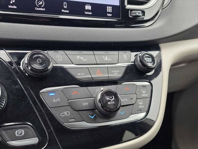 Used 2024 Chrysler Pacifica Touring-L FWD image 27