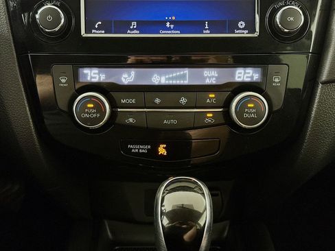 Used 2018 Nissan Rogue SV image 17