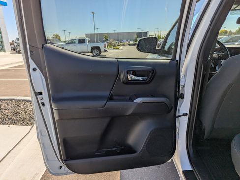 Used 2017 Toyota Tacoma TRD Off-Road w/ Premium & Technology Package AWD/4WD image 30