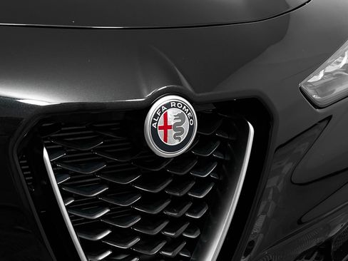 Used 2024 Alfa Romeo Stelvio Ti image 12