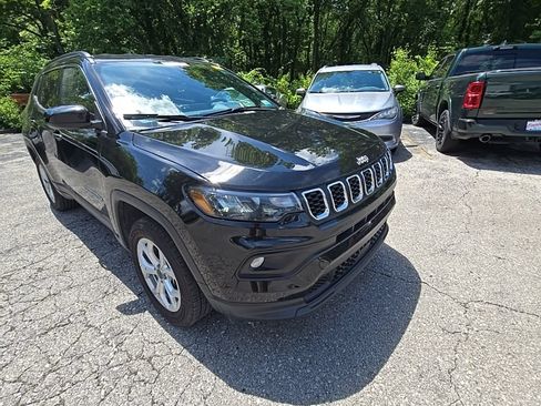 Used 2025 Jeep Compass Latitude AWD/4WD image 11