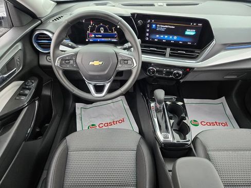 Used 2025 Chevrolet Trax LT w/ LT Convenience Package FWD image 11